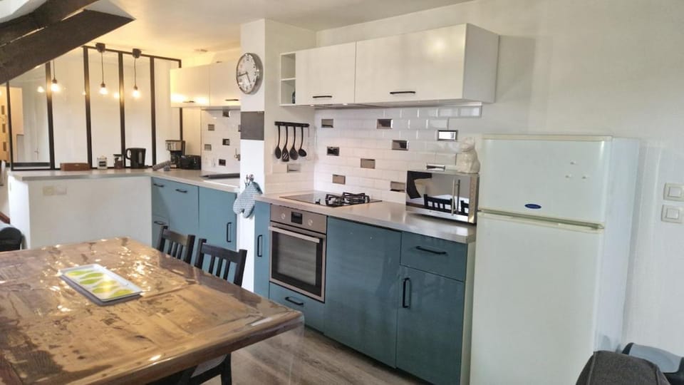 Coffee/tea facilities, Kitchen or kitchenette, dishwasher, oven, stove, toaster
