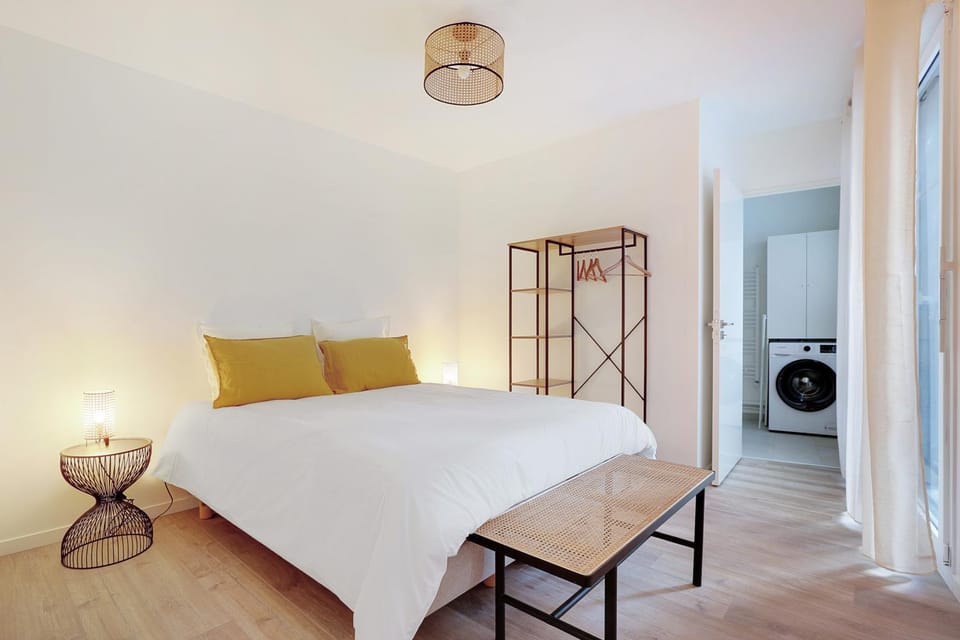 Bed, Photo of the whole room, Bedroom