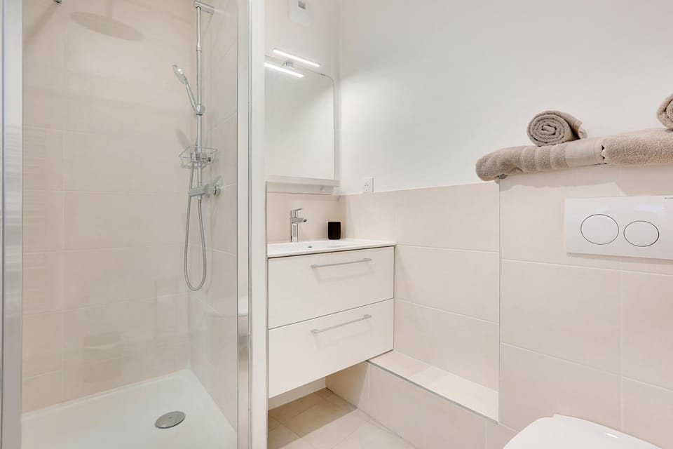 Shower, Toilet, Bathroom, towels