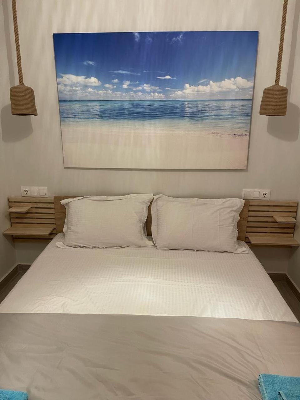 Bed, Natural landscape, Photo of the whole room, Bedroom