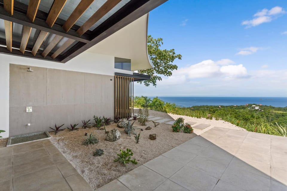 Luxurious Ultramodern Property with Private Suites, Infinity Pool, and Sweeping Ocean and Mountain Views House in Guanacaste Province