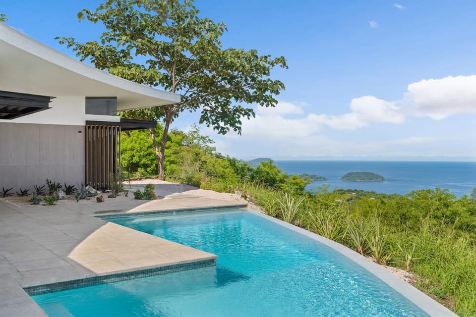Luxurious Ultramodern Property with Private Suites, Infinity Pool, and Sweeping Ocean and Mountain Views House in Guanacaste Province