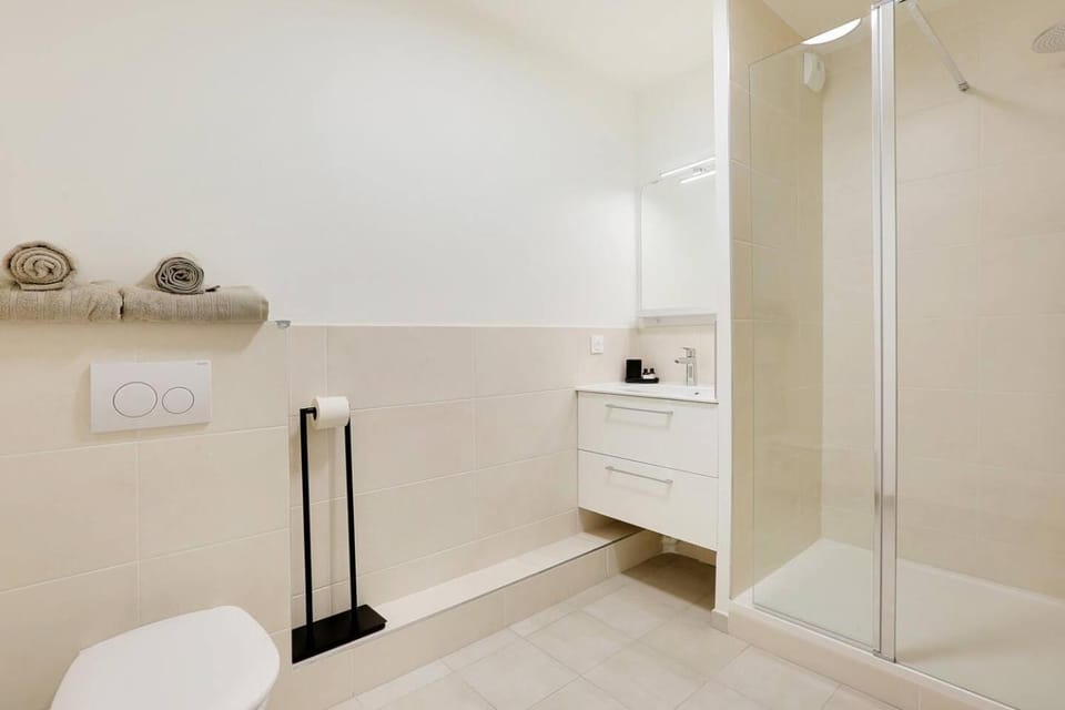 Shower, Toilet, Bathroom, towels