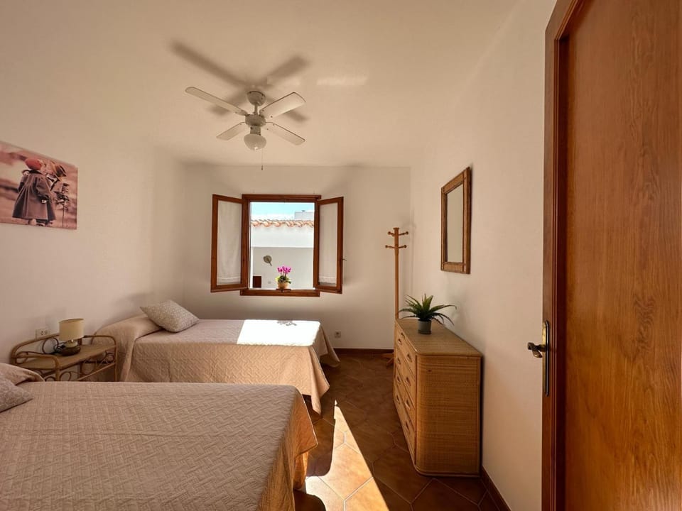 Bed, Bedroom, fireplace