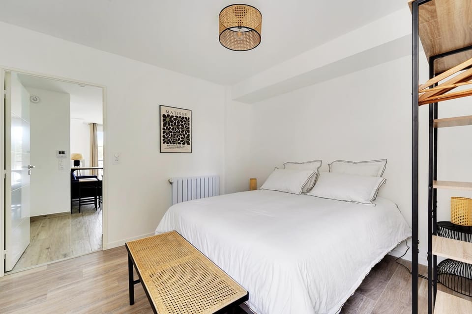 Bed, Photo of the whole room, Bedroom, internet