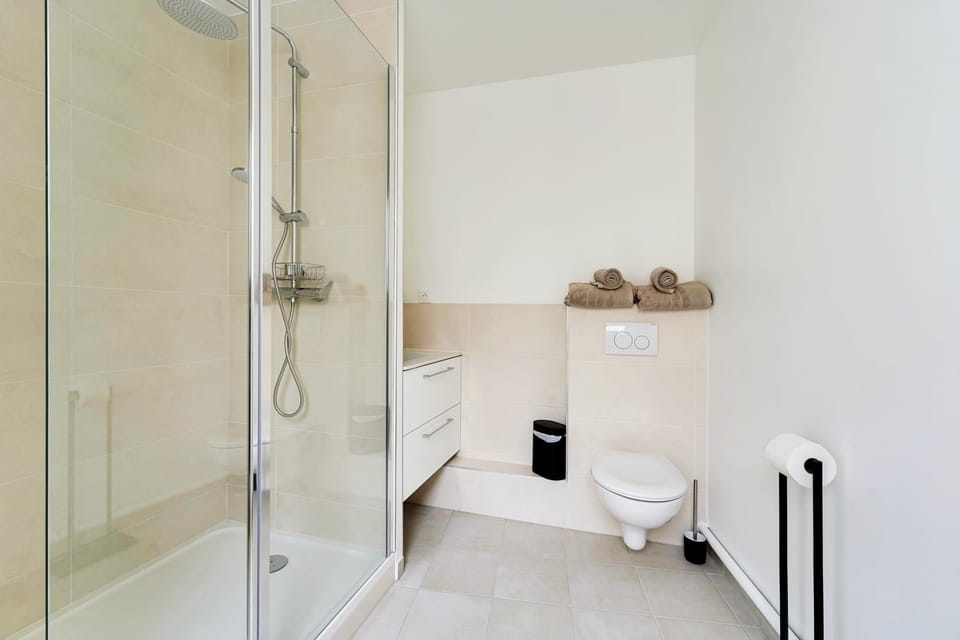 Shower, Toilet, Bathroom, towels