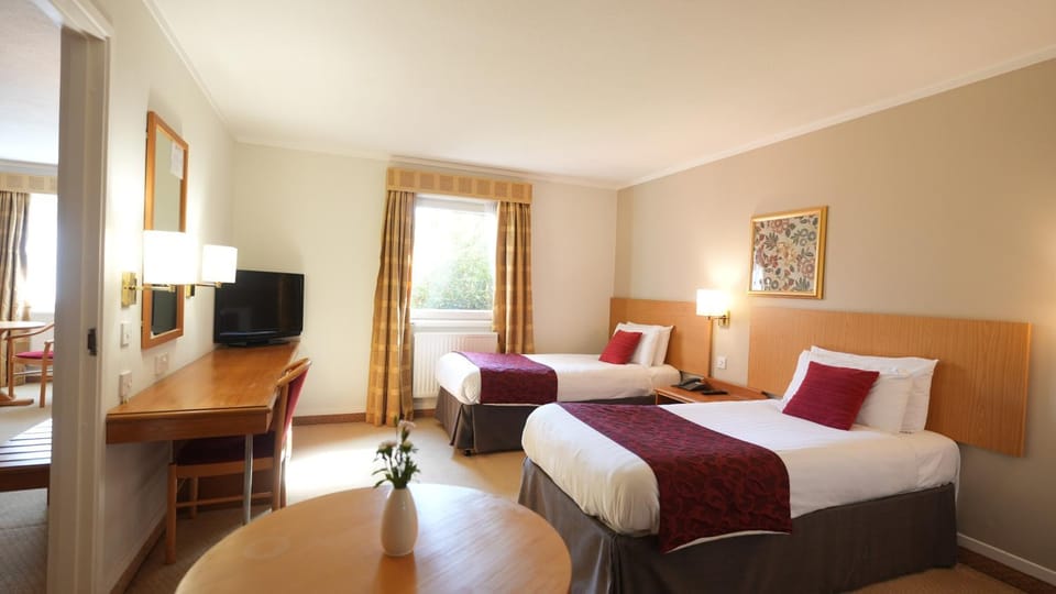 Bed, TV and multimedia, Bedroom