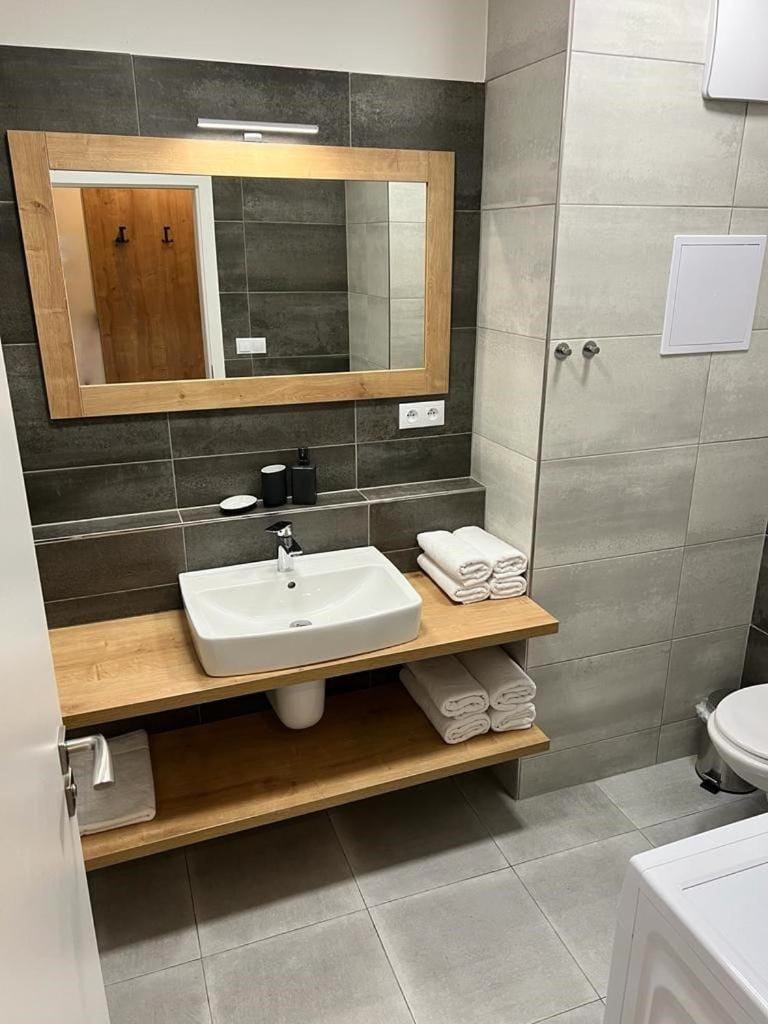 Toilet, Bathroom, towels