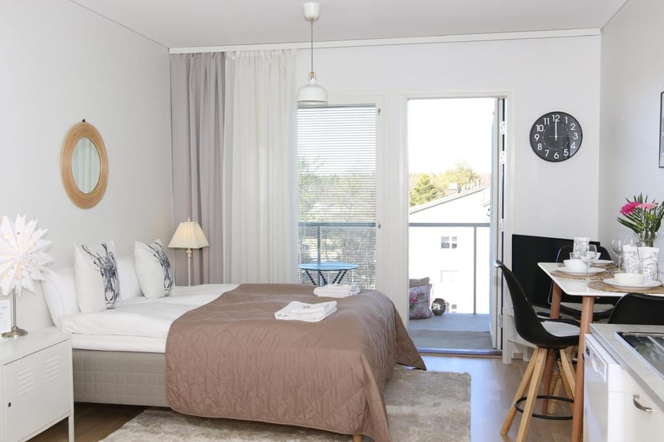 Bed, TV and multimedia, Balcony/Terrace, Photo of the whole room, Dining area, Bedroom, hair dresser, locker