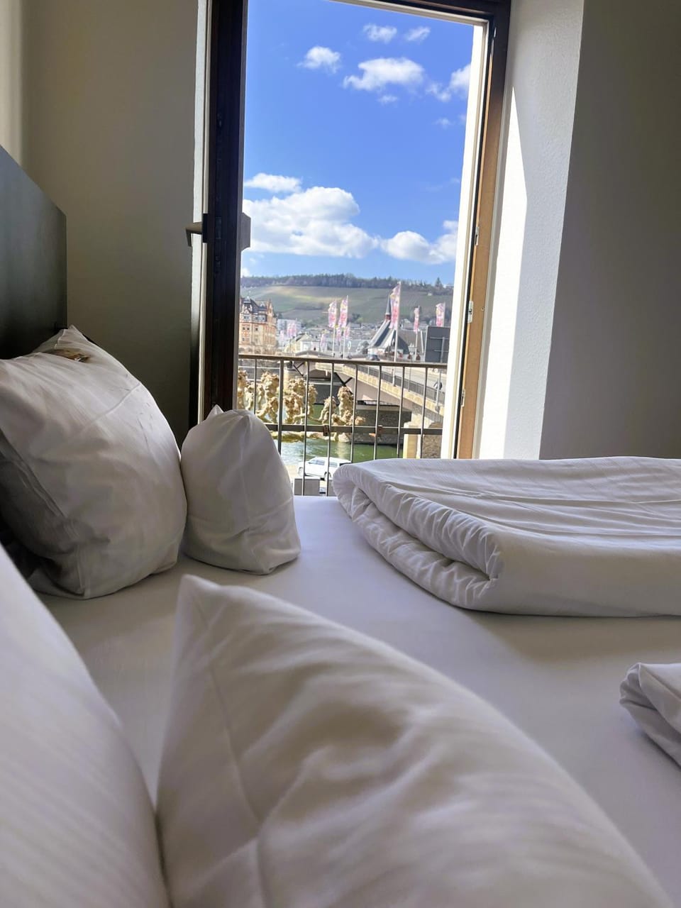Bed, Natural landscape, View (from property/room), Balcony/Terrace, Photo of the whole room, Bedroom, City view, River view