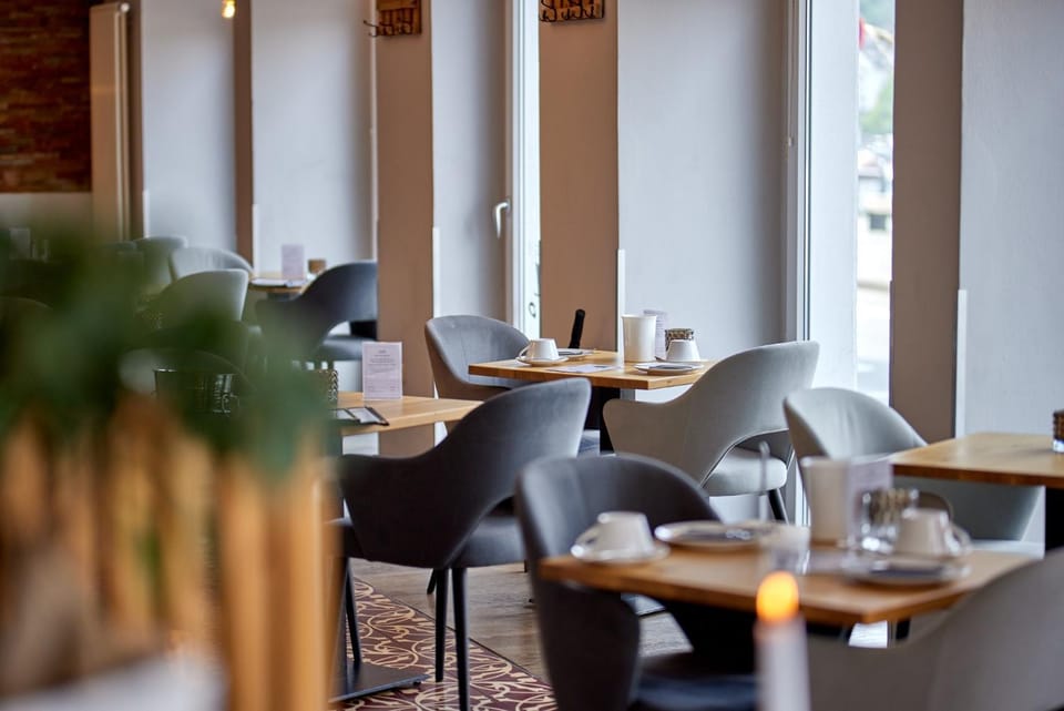 Restaurant/places to eat, Seating area