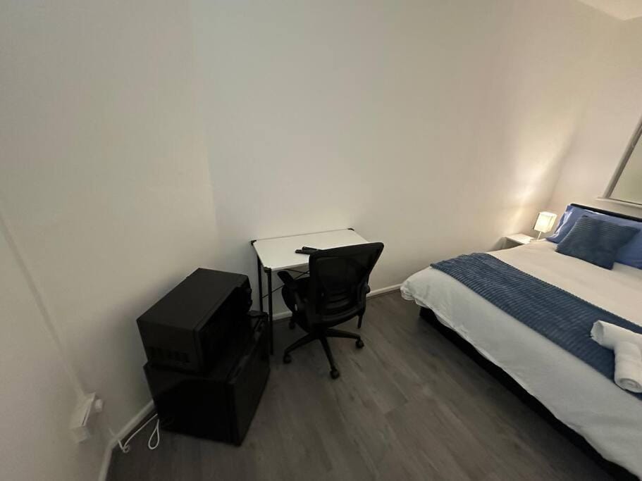 Small cozy private bedroom zone1 Bed and Breakfast in London Borough of Hackney