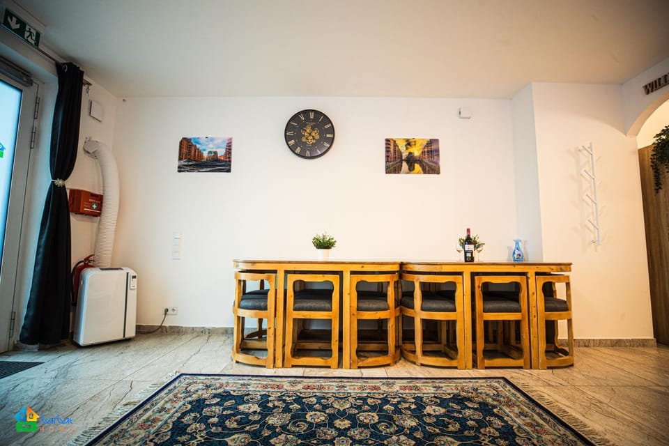 Living room, Seating area, Dining area, Drinks, Alcoholic drinks