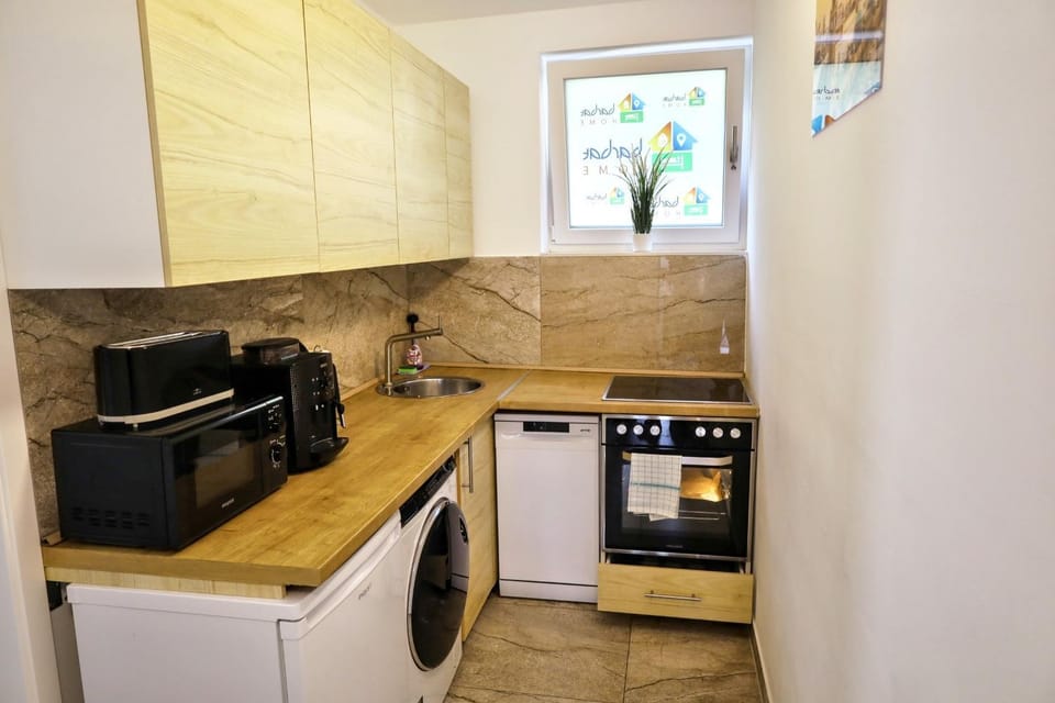 Coffee/tea facilities, Kitchen or kitchenette, dishwasher, oven, stove, toaster, washing machine