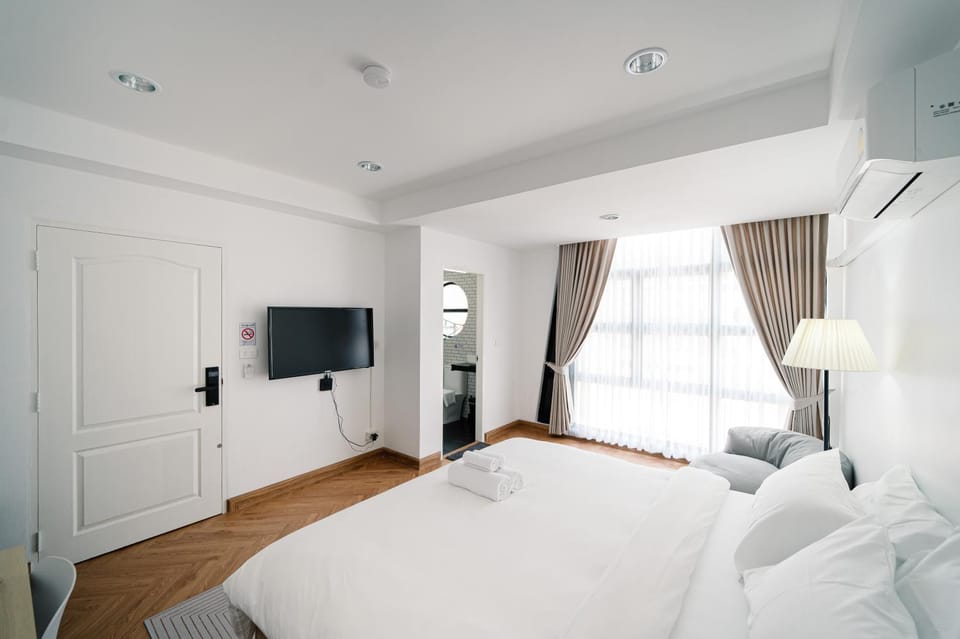 Bed, TV and multimedia, Photo of the whole room, Bedroom