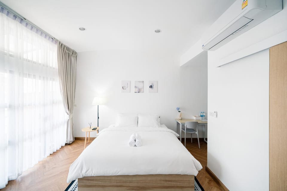 Bed, Photo of the whole room, Bedroom, hair dresser, towels