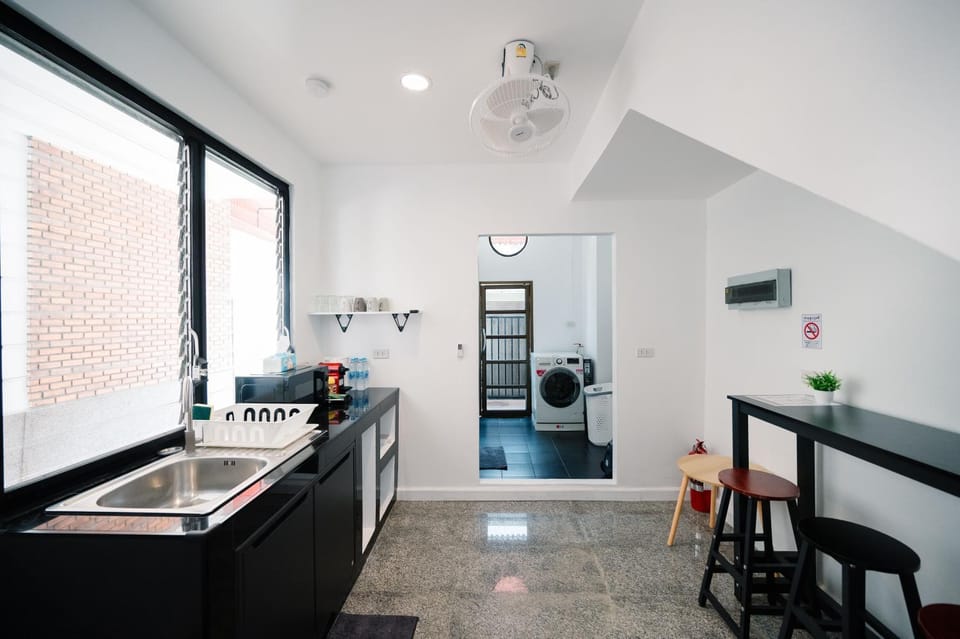 Kitchen or kitchenette, Dining area, minibar