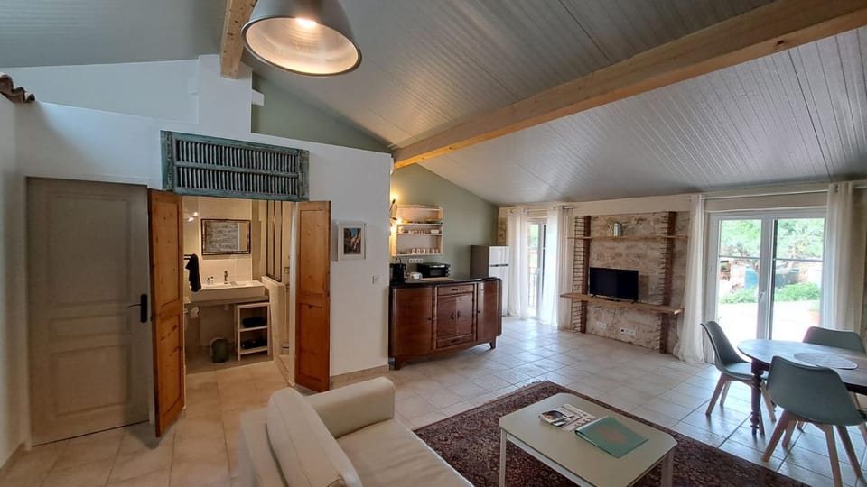 Kitchen or kitchenette, Seating area, Dining area