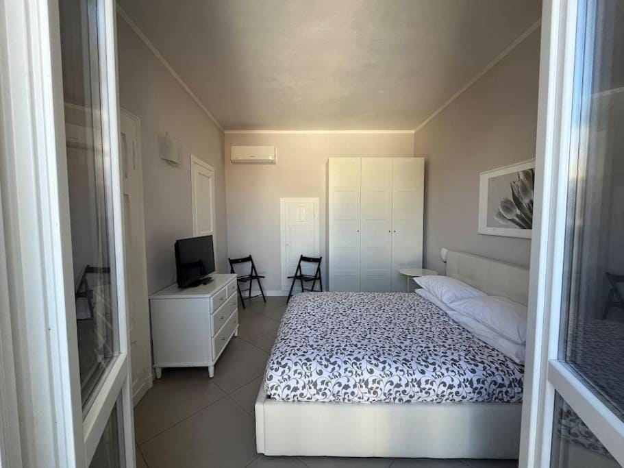 TV and multimedia, Photo of the whole room, Bedroom, hair dresser, air conditioner