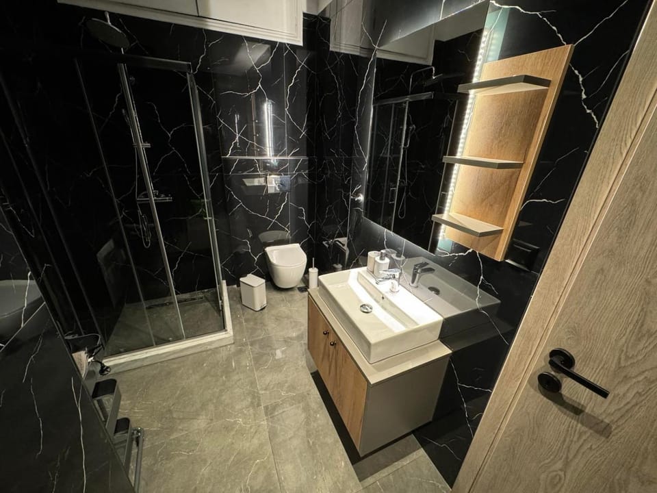 Shower, Toilet, Bathroom, towels