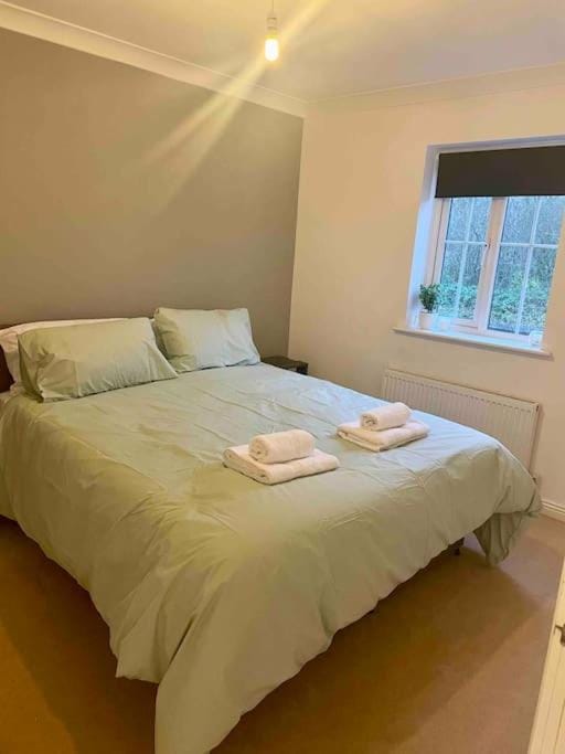 Chineham Retreat - Spacious Home For Leisure & Business Stays - Sleeps 8 House in Basingstoke