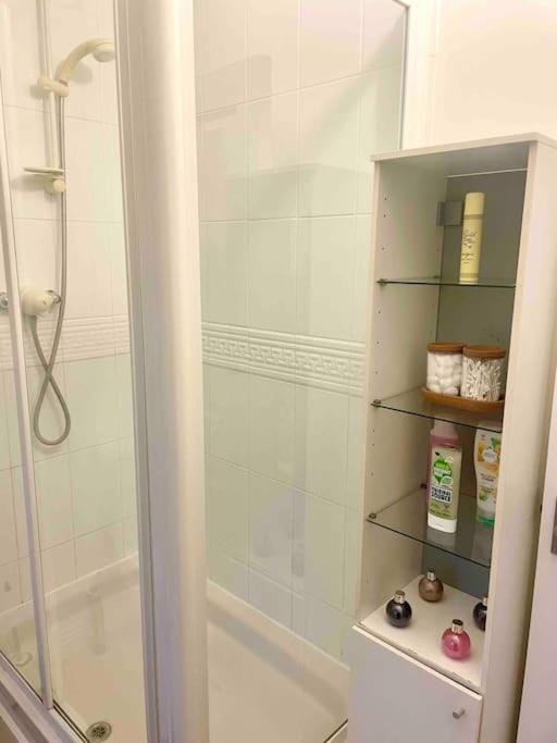 Chineham Retreat - Spacious Home For Leisure & Business Stays - Sleeps 8 House in Basingstoke