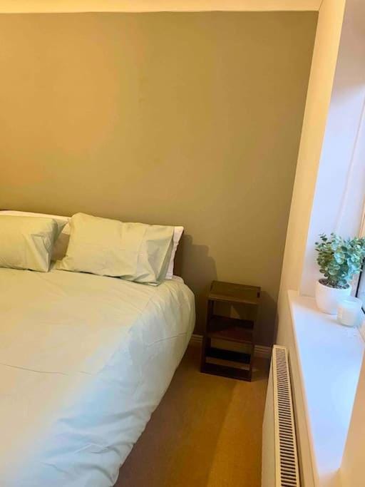 Chineham Retreat - Spacious Home For Leisure & Business Stays - Sleeps 8 House in Basingstoke