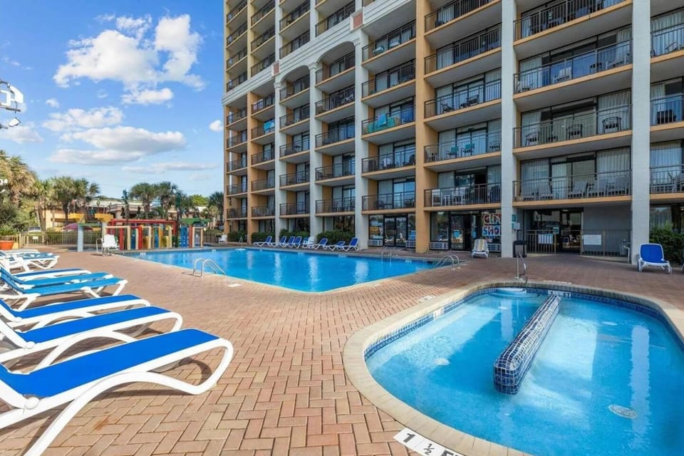 Pool view, Swimming pool, sunbed