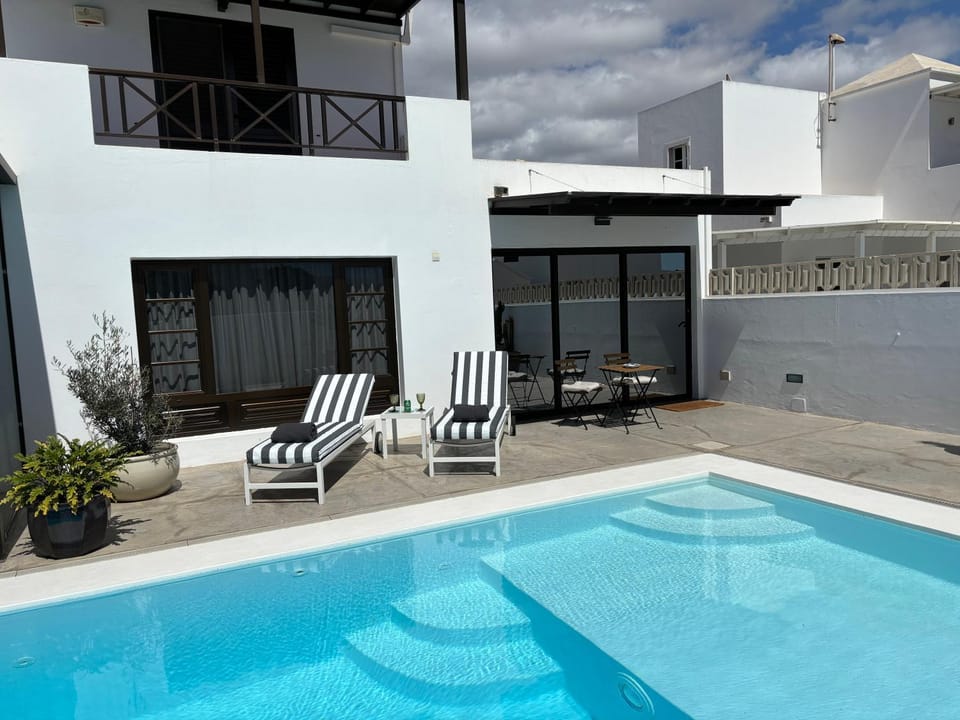 Pool view, Swimming pool, sunbed