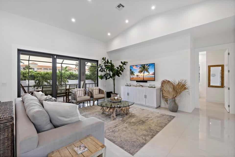 Pet-friendly home near shops with pool and spa House in Marco Island