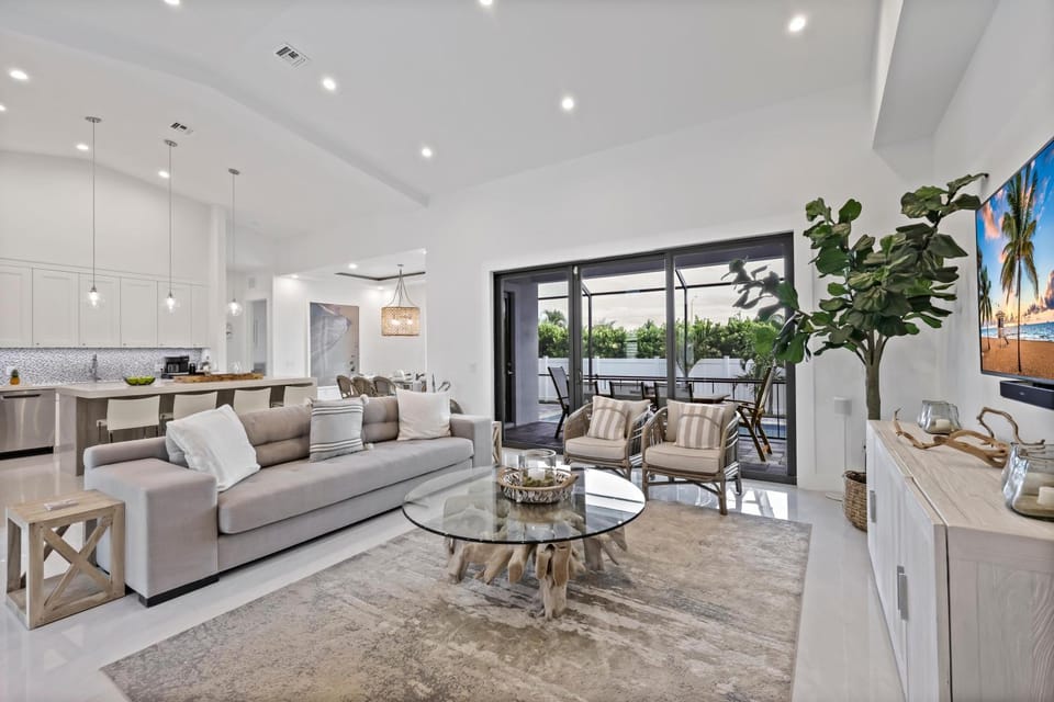 Pet-friendly home near shops with pool and spa House in Marco Island