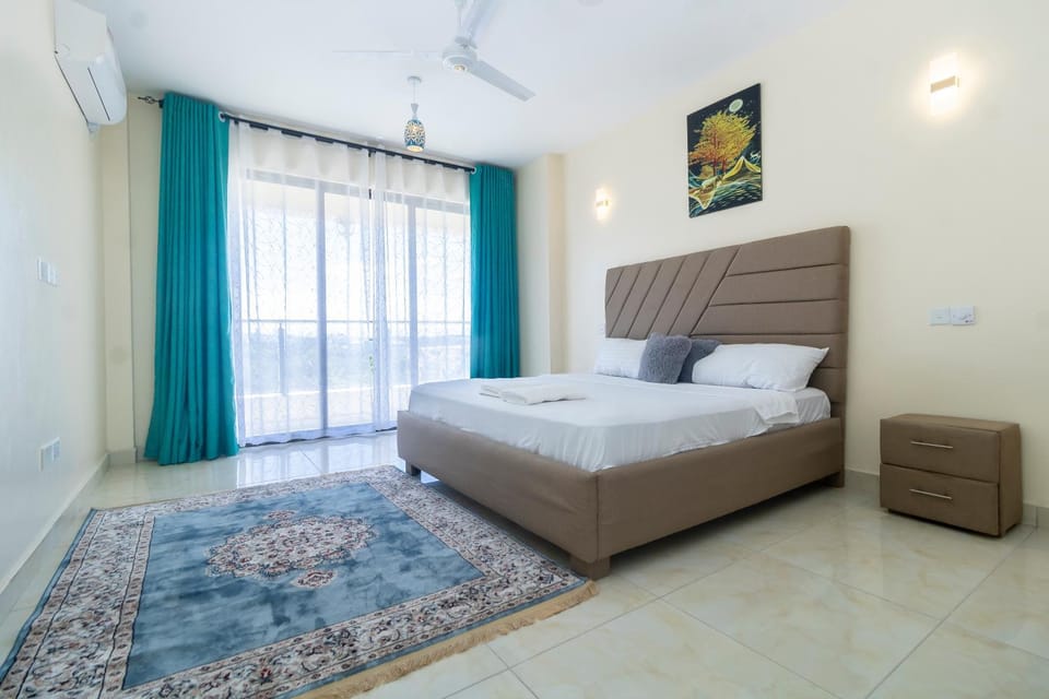 Bedroom, fireplace, air conditioner
