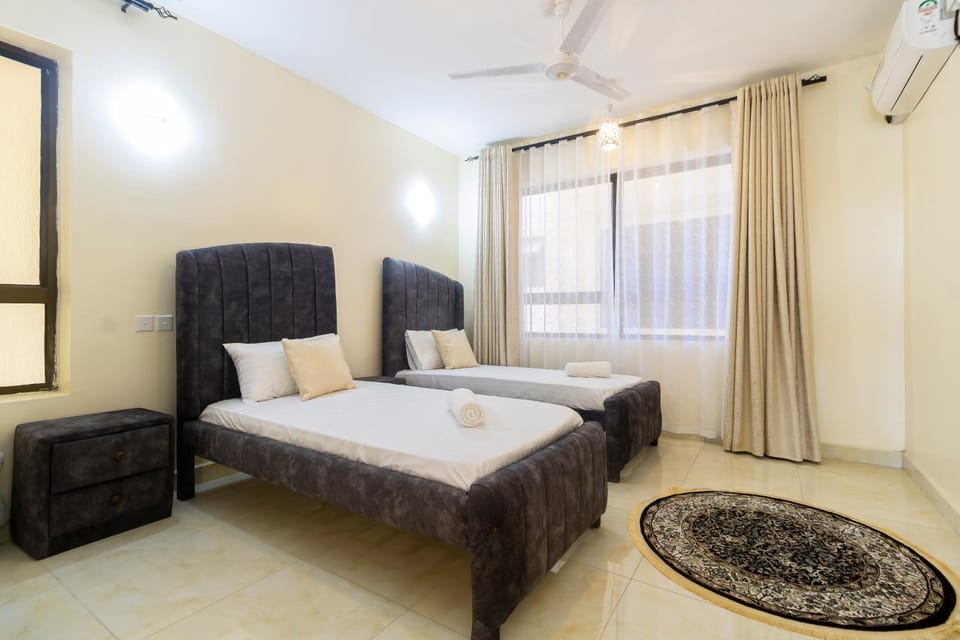 Bedroom, fireplace, air conditioner