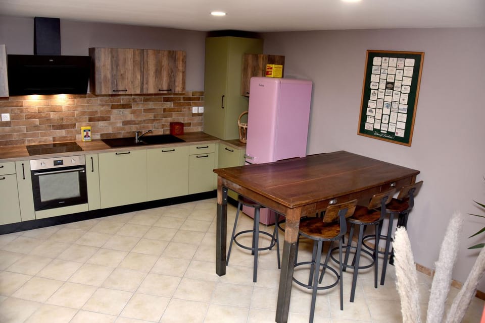 Kitchen or kitchenette, Dining area, dishwasher, minibar, oven, pet friendly, stove