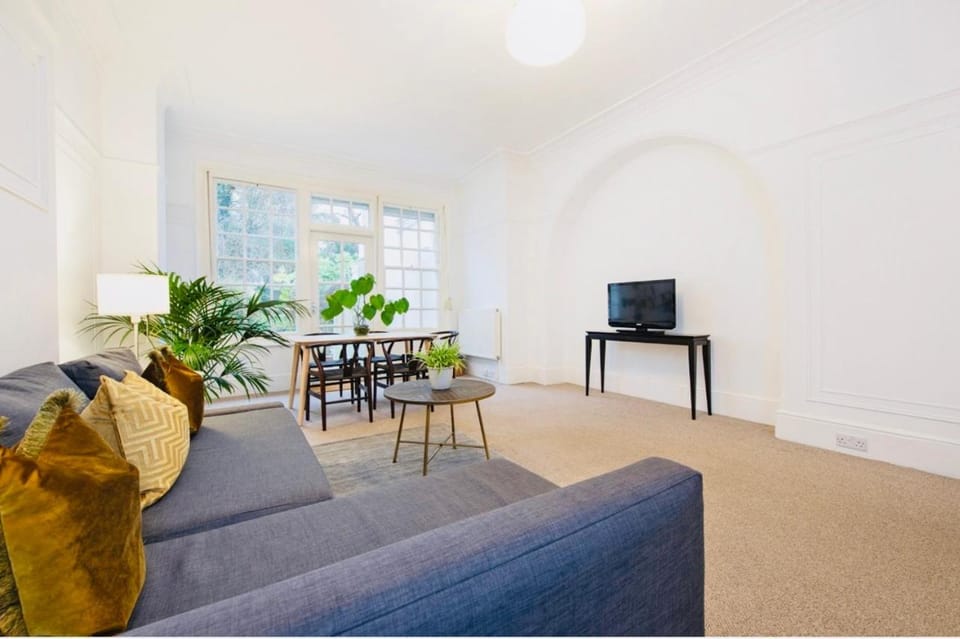 Spacious & Charming garden flat -Zone 2- Great for Central London access Apartment in London Borough of Camden