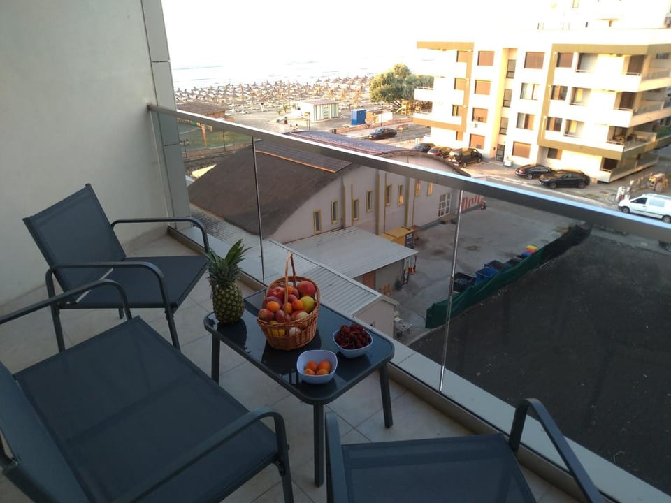 Property building, View (from property/room), Balcony/Terrace, Seating area, Dining area