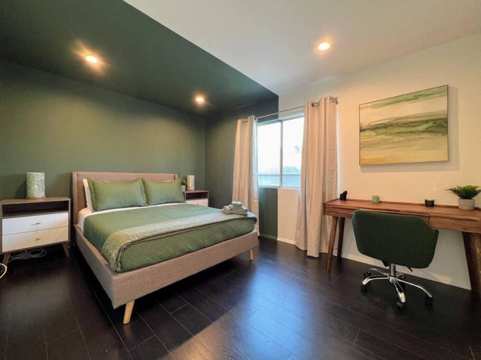 Bed, Photo of the whole room, Bedroom