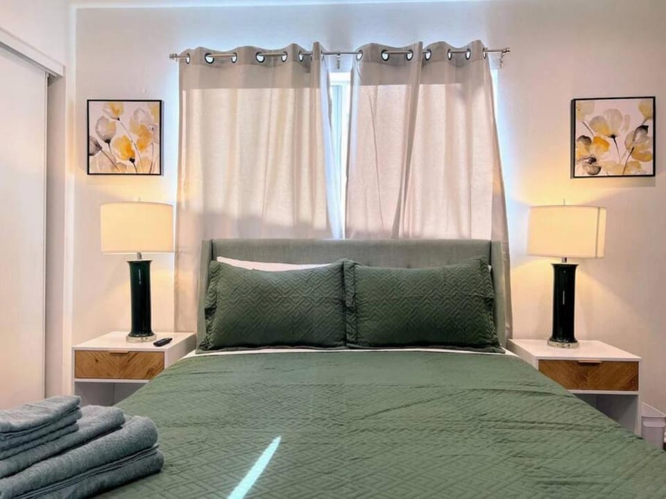Bed, Photo of the whole room, Bedroom, Time of day