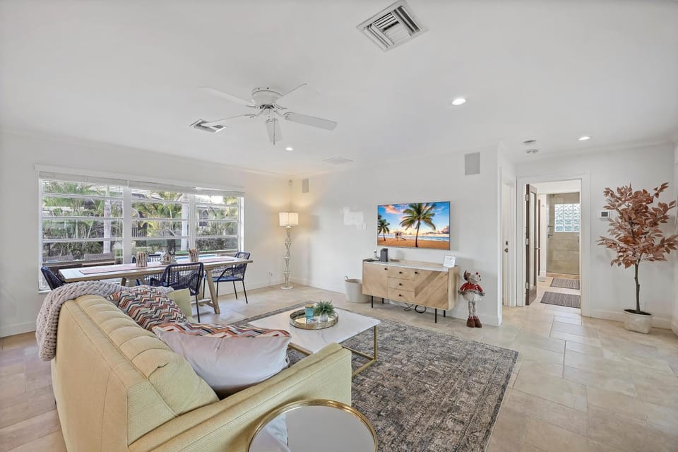 Pet-friendly inland home with resort style yard/pool House in Marco Island
