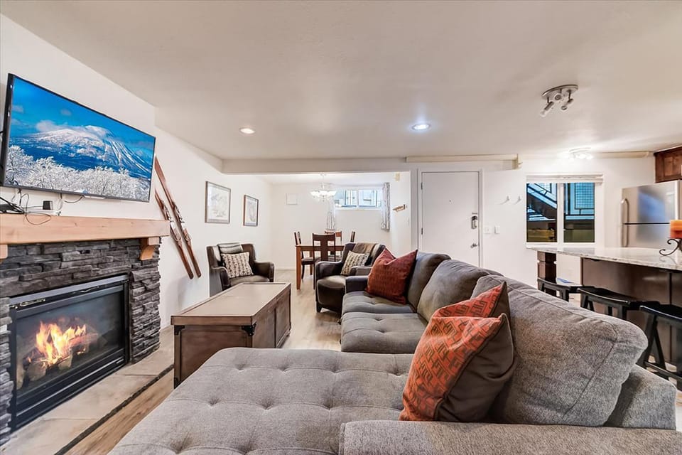 TV and multimedia, Living room, Seating area, flat iron