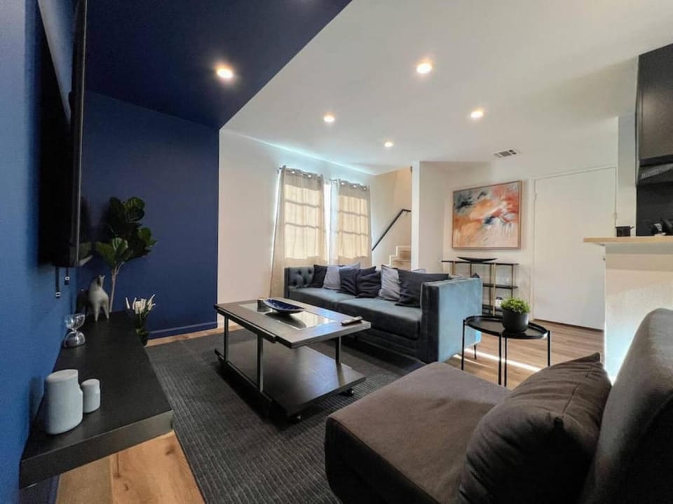 TV and multimedia, Living room, Seating area, pet friendly