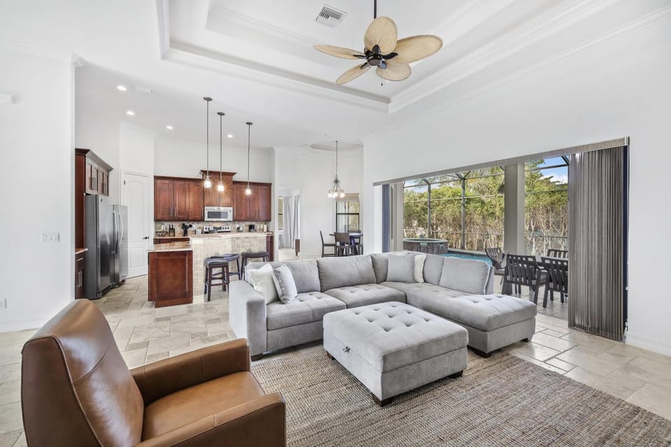 Central inland home with pool, spa and table tennis House in Marco Island