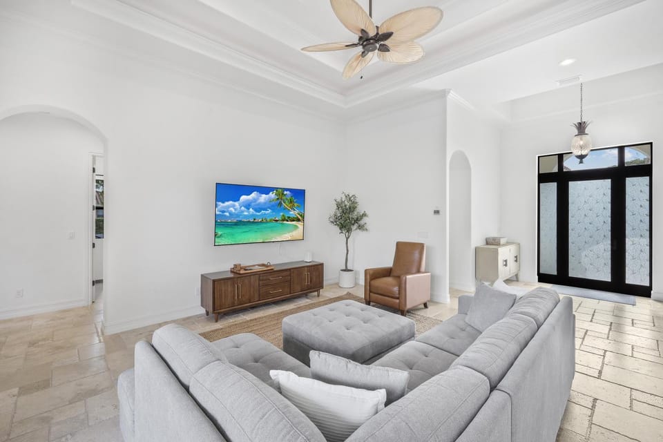 Central inland home with pool, spa and table tennis House in Marco Island