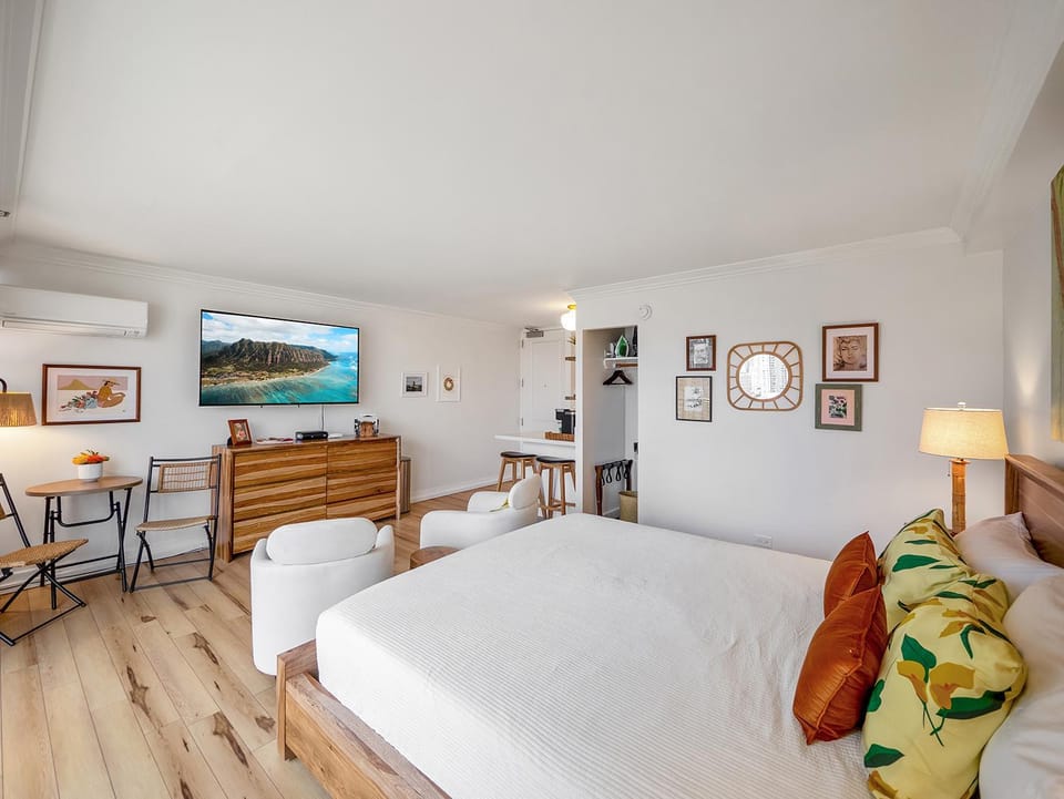 Brooks Beach Vacations Wyndham 4 Star Resort 1805 Waikiki Apartment in McCully-Moiliili