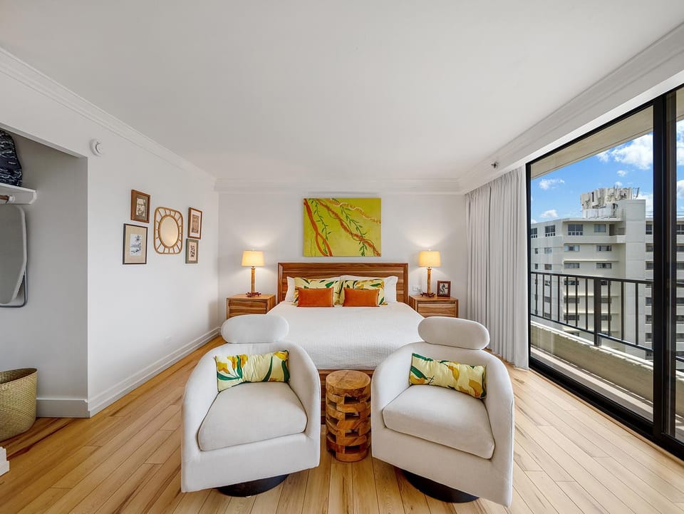 Brooks Beach Vacations Wyndham 4 Star Resort 1805 Waikiki Apartment in McCully-Moiliili