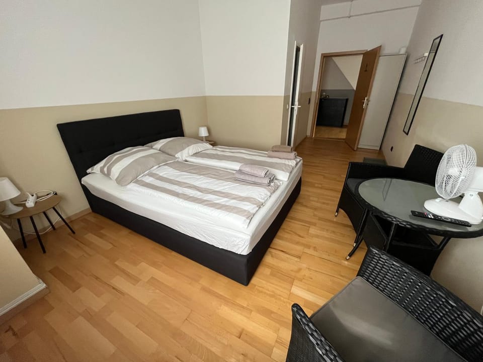 Doppelzimmer mit Bad-TV-Külschrank 9 Bed and Breakfast in Lower Saxony, Germany