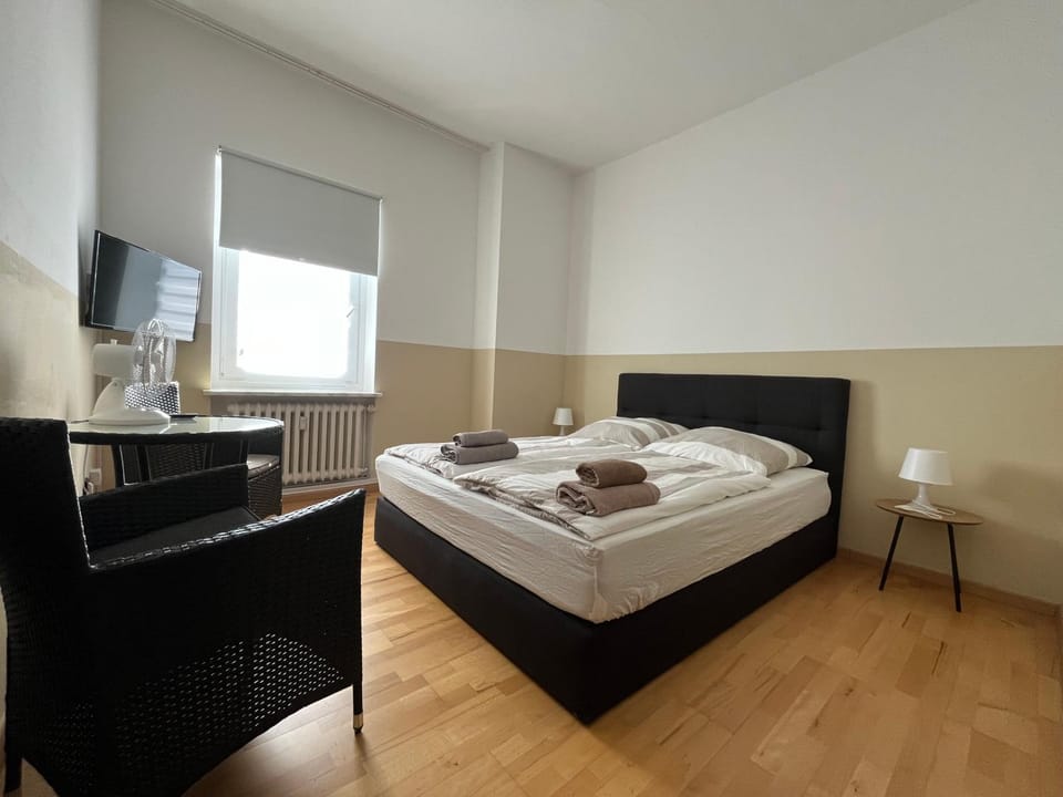 Doppelzimmer mit Bad-TV-Külschrank 9 Bed and Breakfast in Lower Saxony, Germany