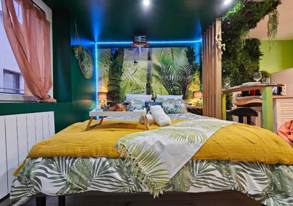 Bed, Photo of the whole room