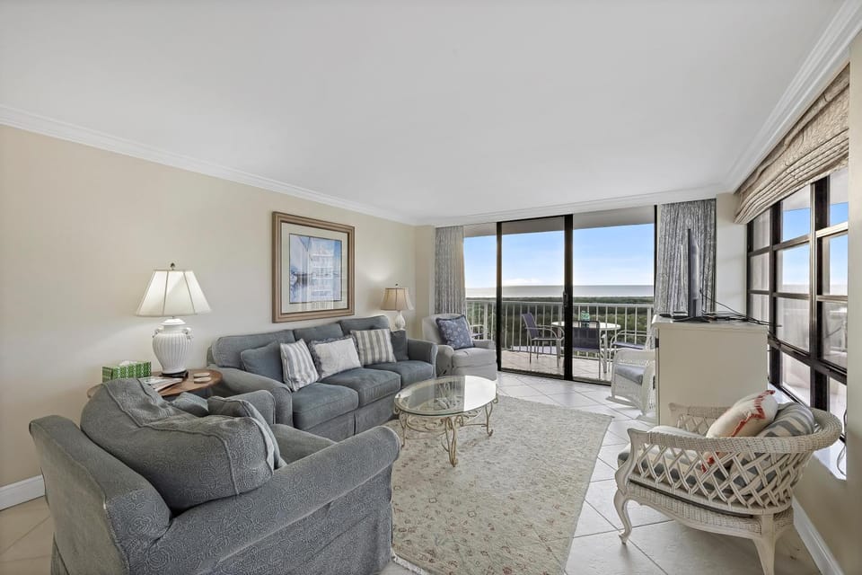 Beachfront condo with pool/gym/grills/pickleball House in Marco Island