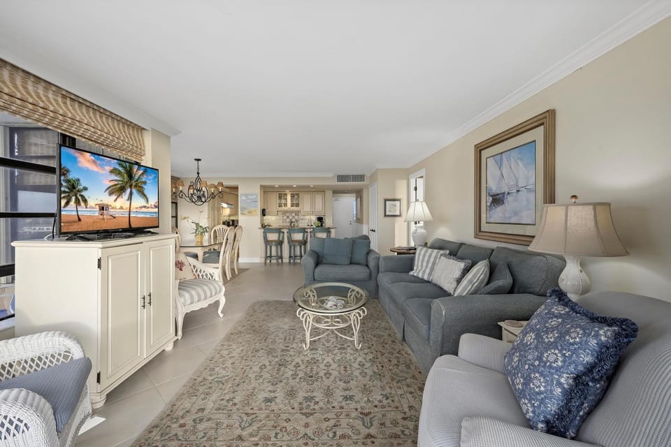 Beachfront condo with pool/gym/grills/pickleball House in Marco Island